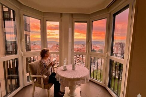 Contemplar la ciudad desde una décima planta